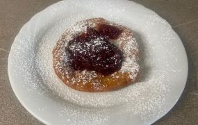 Germkiachl mit Preiselbeeren.jpg